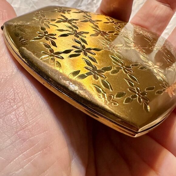 Vintage Elgin American Floral Makeup Compact, 1940's - Picture 10 of 15